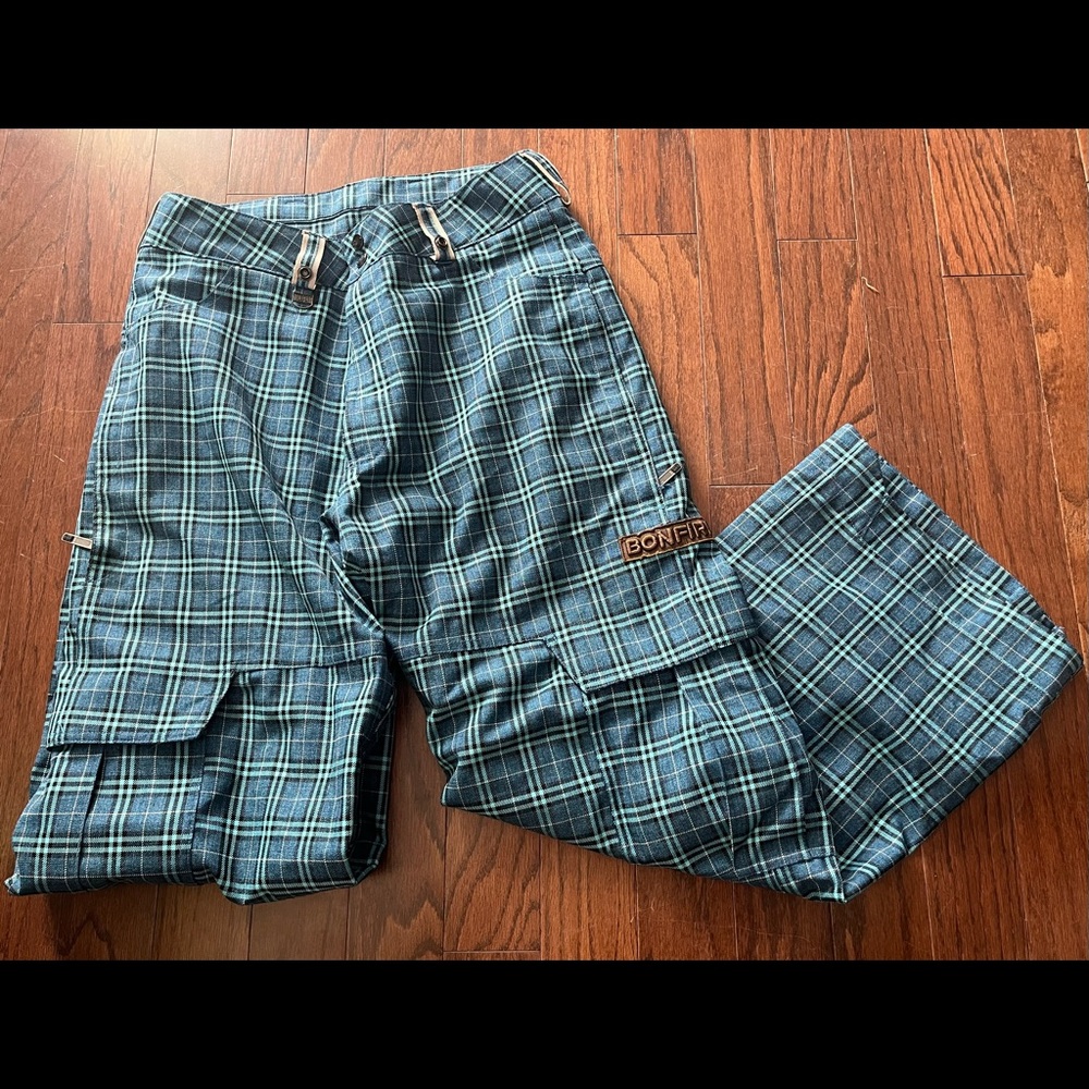 BONFIRE classic fit SM snowboarding pants.